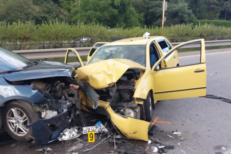 V Košiciach sa pri zrážke dvoch osobných áut zranilo šesť osôb, medzi nimi bolo aj dieťa – FOTO