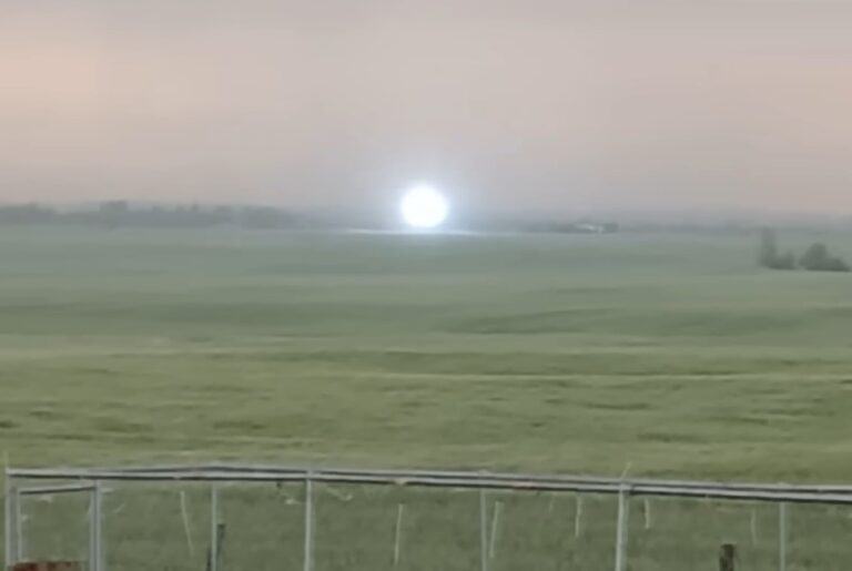 Alberta pár filmov vzácne modré guľové blesky počas silnej búrky