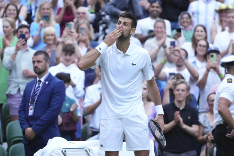 Djokovič dosiahol 100. víťazstvo vo Wimbledone a mieri za rekordným 25. grandslamovým titulom
