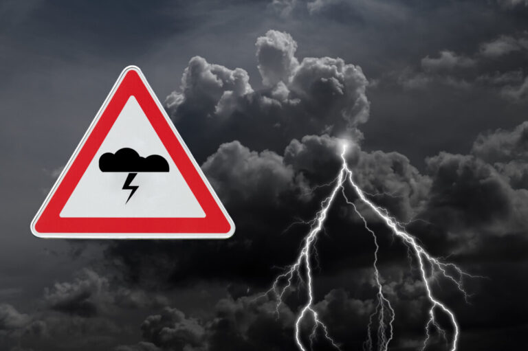 Búrky dnes opäť udrú, výstrahu má 51 okresov a meteorológovia už avizujú aj výraznejšie ochladenie – FOTO