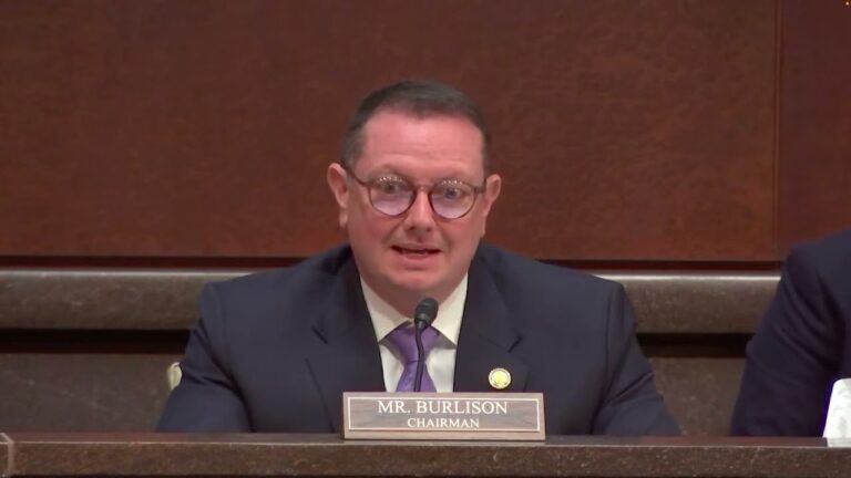 Rep. Burlison na tajomstvách UFO: „Máme niečo šialené pod zámkom a kľúčom“