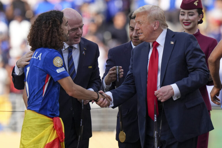 Cucurella sa bál snajpera, keď Trump s Chelsea oslavoval priamo na pódiu: Ten chlap nechcel odísť – VIDEO