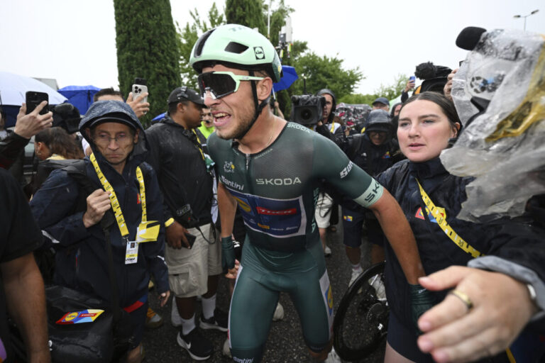 Milan ovládol chaotickú 17. etapu Tour de France, Pogačar a Vingegaard bezpečne v cieli