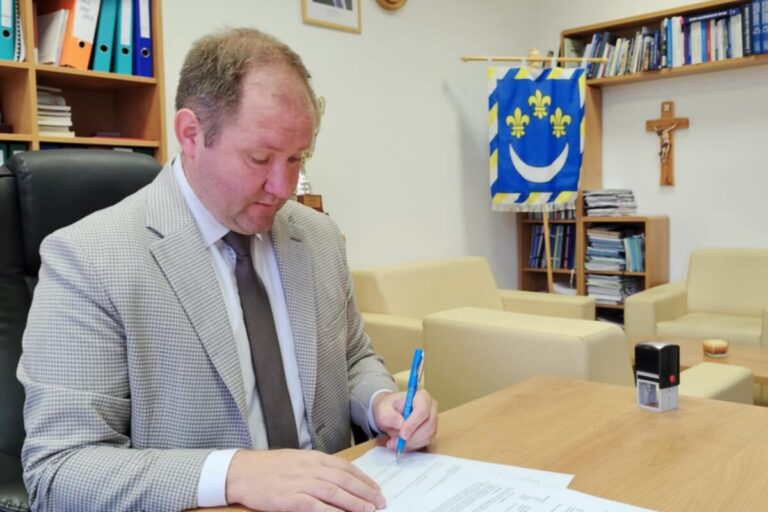 Najmenšie mesto na Slovensku získalo na rekonštrukciu základnej školy viac ako dva milióny eur – FOTO