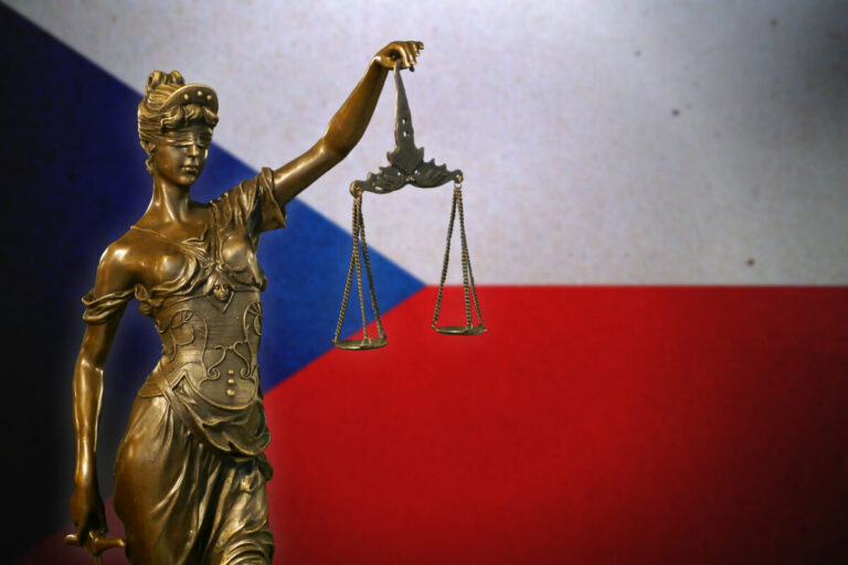Český dôchodca zrazil policajtku, nezastavil, nakúpil si v supermarkete a išiel domov
