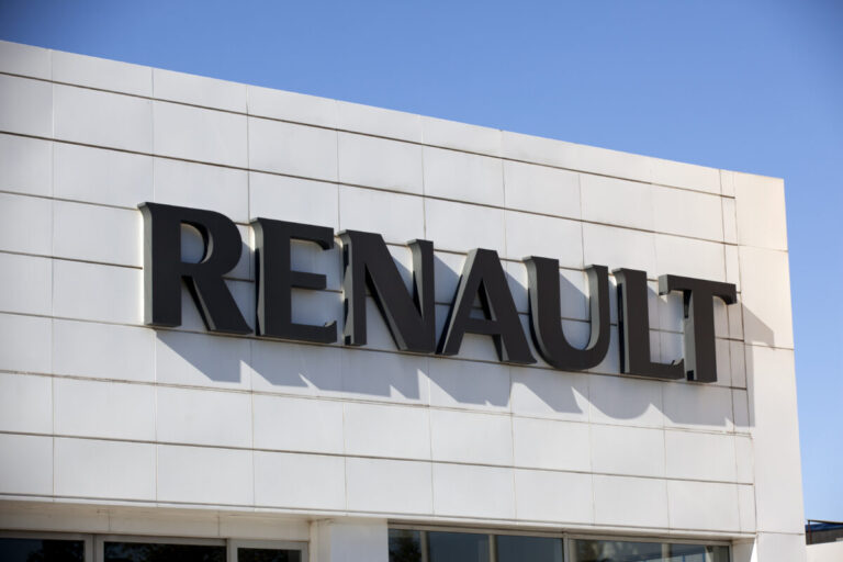  Čistý zisk Renaultu v prvom polroku tohto roka klesol o 69 percent