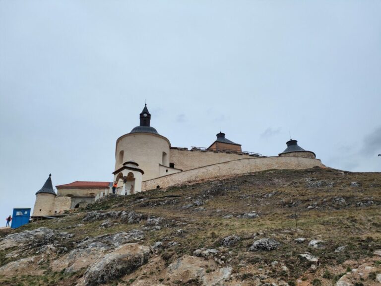 Strecha hradu Krásnej Hôrky je poškodená, došlo k posunutiu troch hrebenáčov