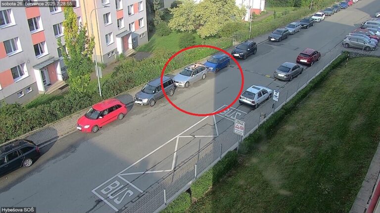 Muž si po púti nahý „ustlal“ na kapote auta, fúkol tri promile a stihol aj ďalšie výstupy – FOTO