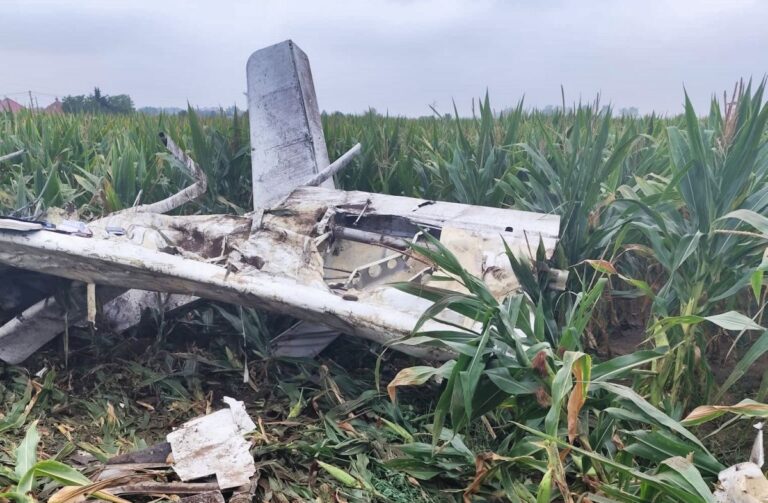 Pri obci Tvrdošovce sa zrútilo malé športové lietadlo – FOTO