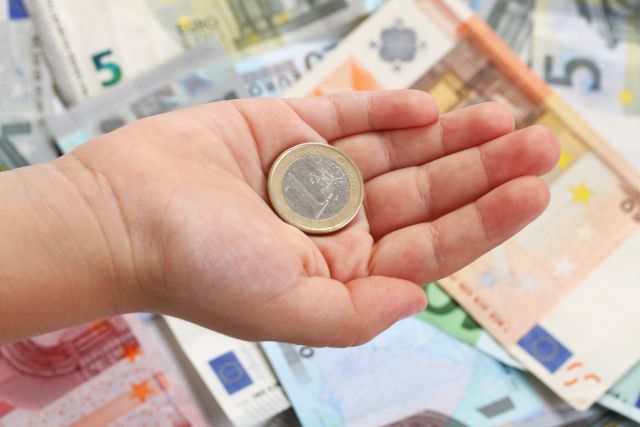 Rodičia prvákov si prilepšia vďaka zvýšenému prídavku. Koľko dostanú od štátu?