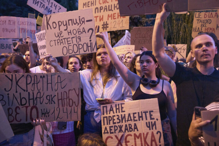 Proti zrušeniu autonómie protikorupčných úradov v Kyjeve protestovali tisíce ľudí