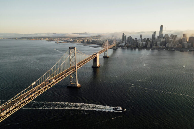 Top foto dňa (14. júl 2025): Pohľad na San Francisco, požiar v Grand Canyon a venčenie korytnačky