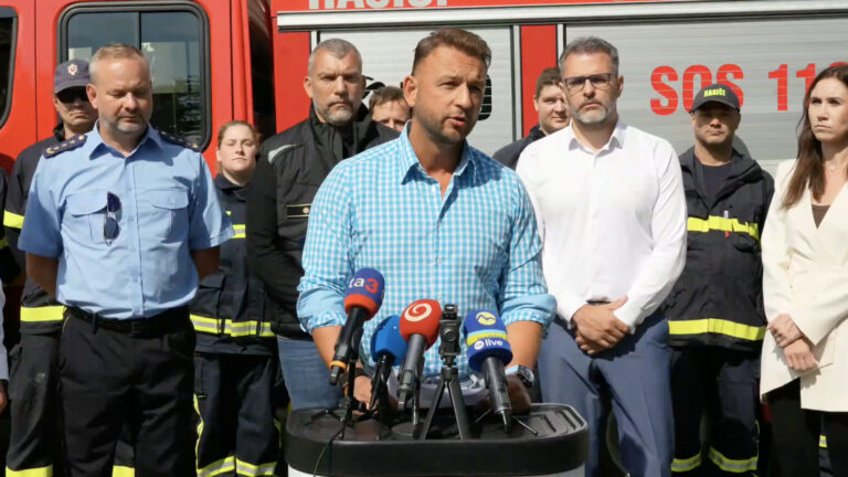 Šutaj Eštok odmieta kritiku opozície. Po veternej smršti štát konal okamžite, pomoc už dostalo 190 domácností – VIDEO
