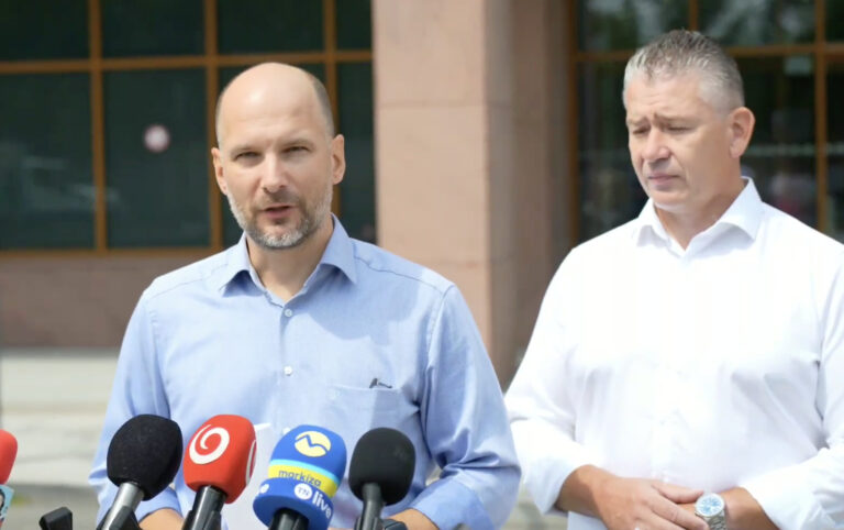 Hnutie Slovensko spochybňuje tender na mikiny pre justičnú stráž. Podmienky vraj sedeli len jednej firme – VIDEO