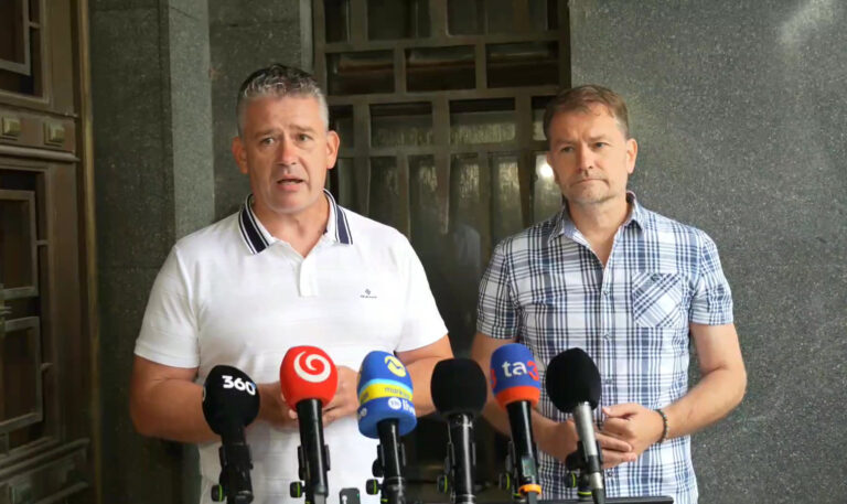 Ministerstvo vnútra a polícia svojou komunikáciou narušili medzinárodnú operáciu, kritizuje opozícia – VIDEO