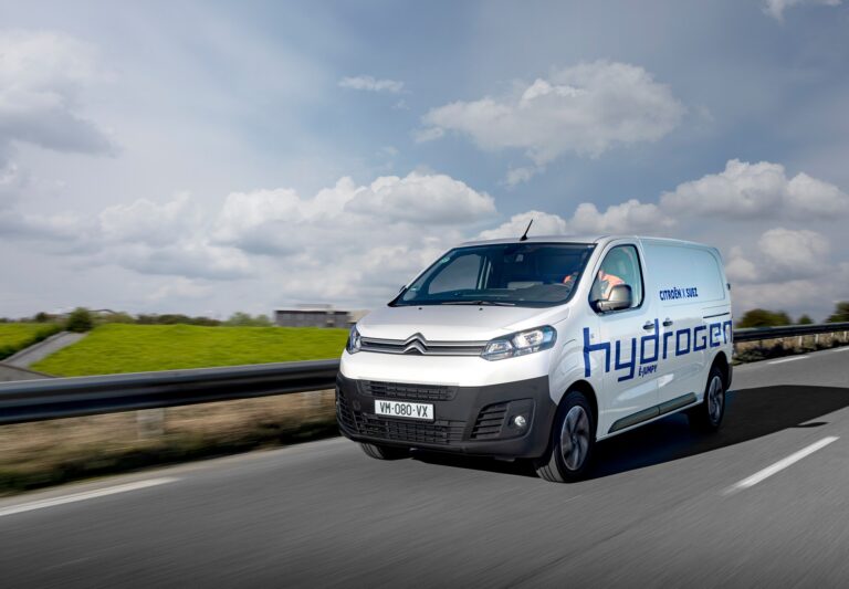 Fanúšikovia alternatív k elektromobilom majú hlavy v smútku. Ďalší veľký hráč končí s vývojom