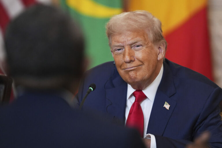 Trump hovorí, že naraz zavedie jednotné clá pre 150 menších krajín