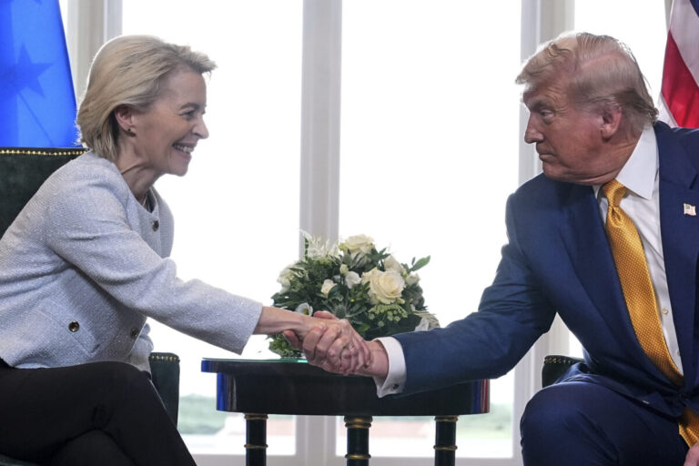 EÚ a USA sa dohodli na 15-percentnom cle na európsky export, odvrátili tak obchodnú vojnu