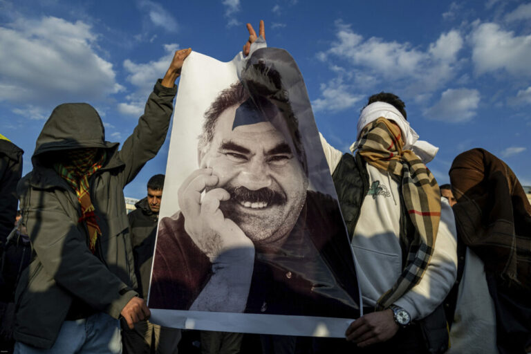 Kurdskí povstalci ničia zbrane, chcú sa vrátiť do Turecka a zapojiť sa do politiky