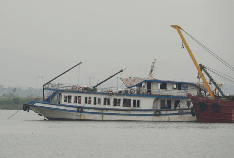Po prevrátení turistickej lode zahynulo najmenej 38 ľudí, medzi pasažiermi bolo viac ako 20 detí