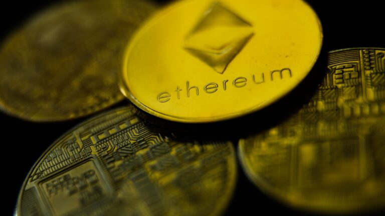 Ether zasiahne čerstvý rekord, bitcoinové vymaženia zisky z Jackson Hole Rally