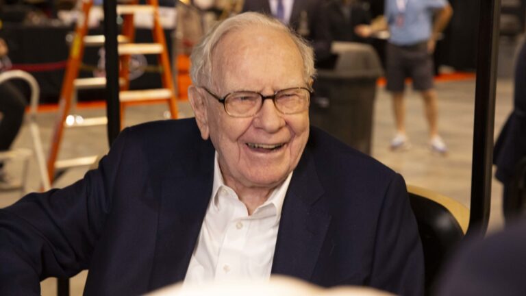Warren Buffett práve povedal CNBC o svojom pláne vlakov. Zásoby sa pohybujú