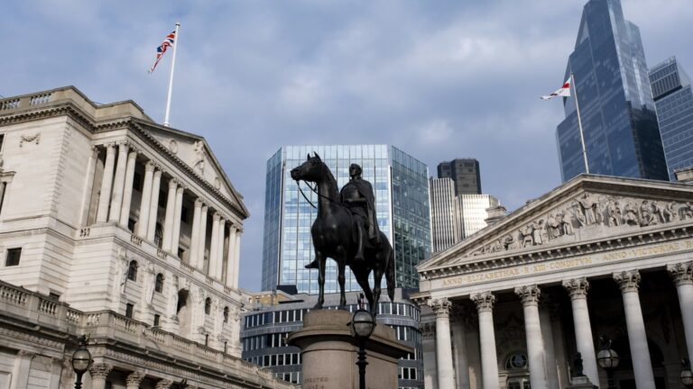 Bank of England znižuje úrokové sadzby o štvrtinu na 4%