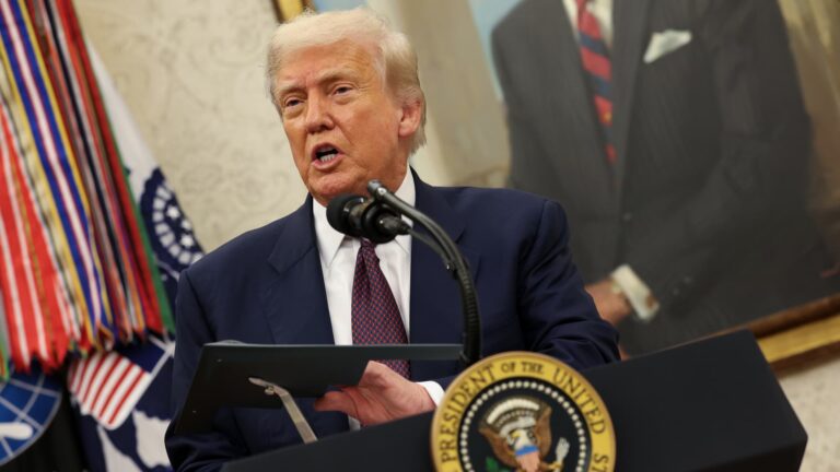 Trump zaväzuje 100% tarify na čipy, pokiaľ spoločnosti v USA budujú
