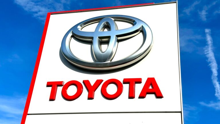 Odhady spoločnosti Toyota Motor Profit Beats – ale pokles o 11%, keď americké tarify uhryznú