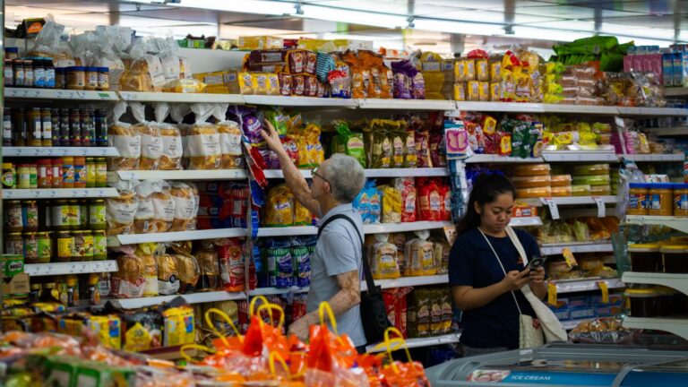 Viac Singaporeans žije výplata na výplatu