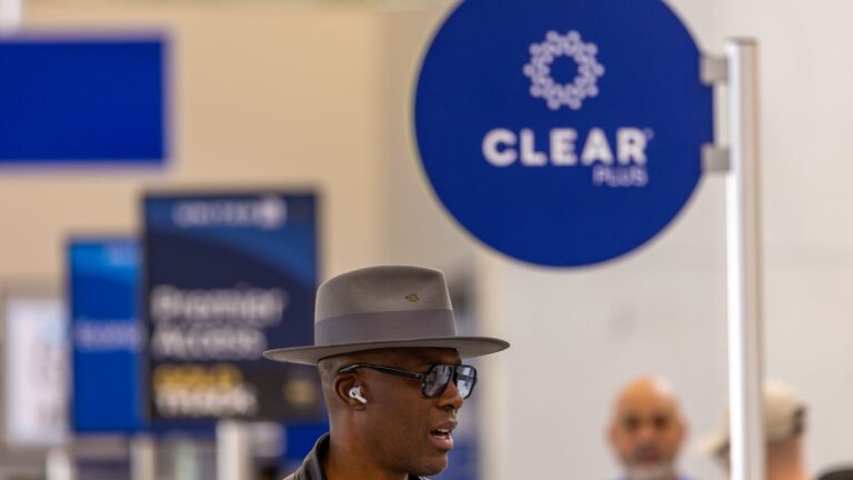 Kto môže požiadať o Clear? Američania a cestujúci z týchto krajín