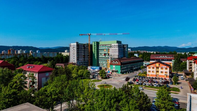 Nemocnica v Poprade poskytuje zdravotnú starostlivosť v plnom rozsahu, návštevy sú však pre žltačku zakázané