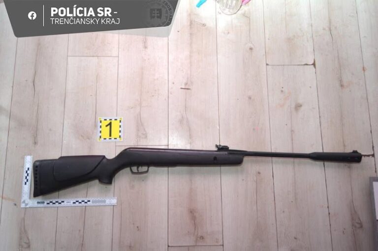 Žena v Dubnici nad Váhom vystrelila zo vzduchovky sedemkrát na partnera, polícia ju zadržala – FOTO