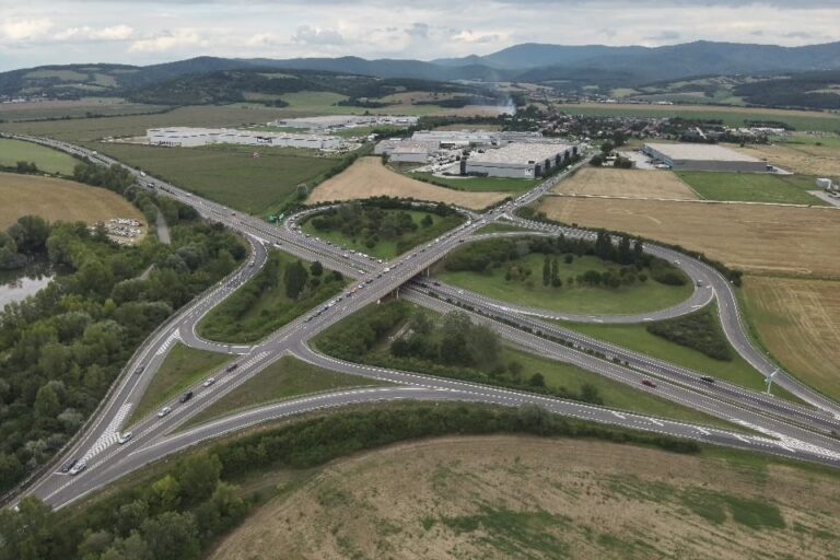 Vodiči na diaľnici D1 majú zvýšiť opatrnosť, pre festival na Zelenej vode sa tvoria kolóny