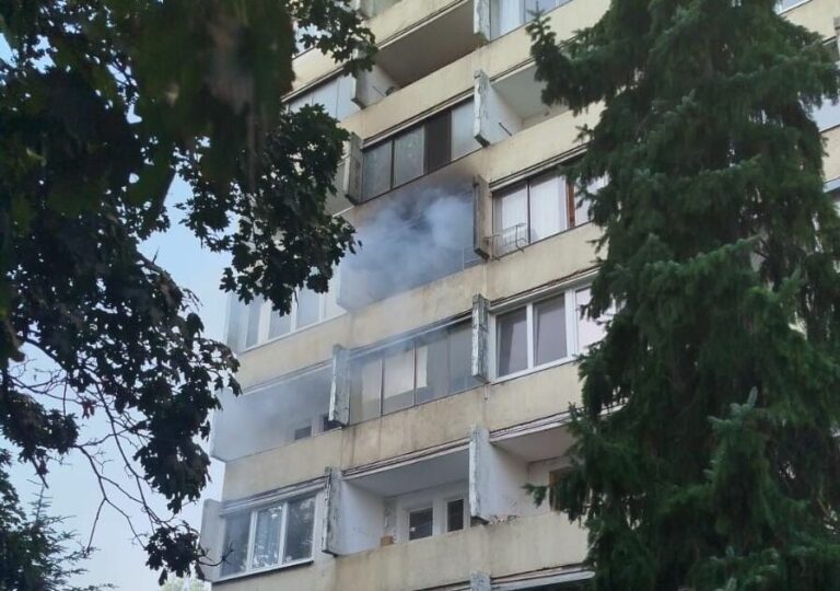 V Petržalke horí bytovka, obyvateľov evakuujú