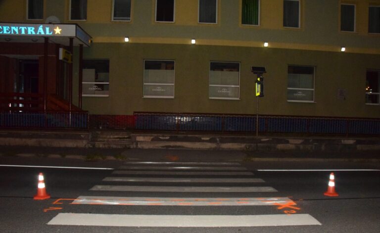 Pri dopravnej nehode vo Zvolene sa vážne zranil chodec, podľa vodiča mu náhle vbehol do cesty
