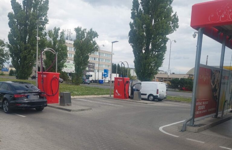 Auto zrazilo maloleté dieťa v pezinskej autoumyvárni. Polícia žiada svedkov o kamerové záznamy z vozidiel