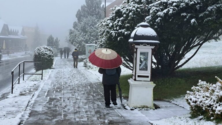 Prvý sneh v Tatrách prišiel nezvyčajne skoro. Na Lomnickom štíte namerali –6,5 °C a horské chaty sa zobudili do biela