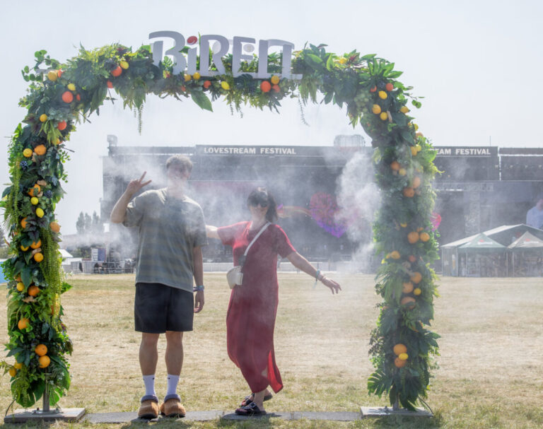 Top foto dňa (15. august 2025): Otvorenie festivalu Lovestream, oslava narodenín pánd a požiar v Španielsku