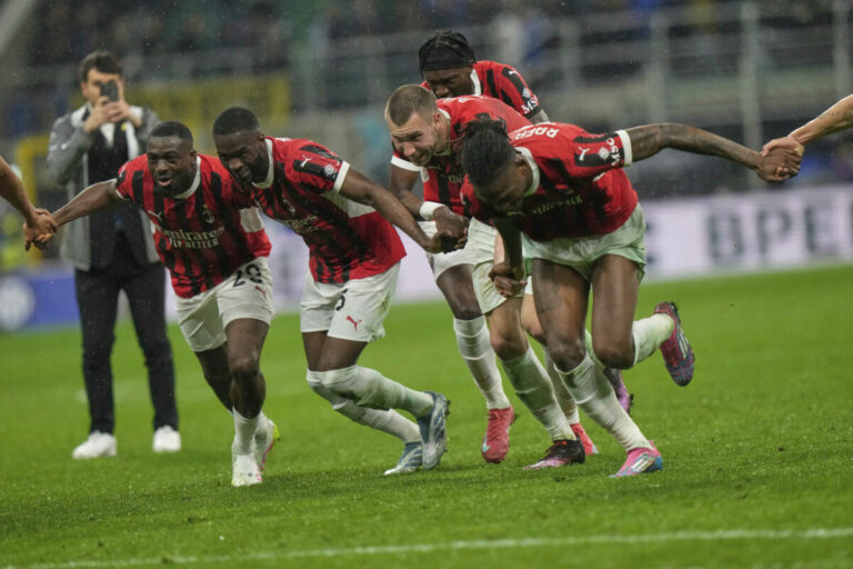 Serie A má nečakaného lídra. Cremonsese pomohol Mussoliniho pravnuk, AC Miláno prvýkrát vyhralo – VIDEO
