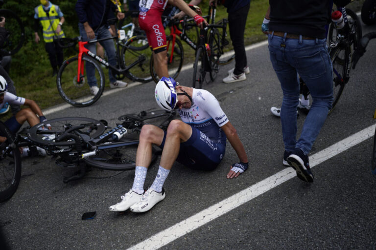 Vážne zranenia cyklistického veterána. Froome spadol na tréningu, sezóna sa pre neho skončila – FOTO