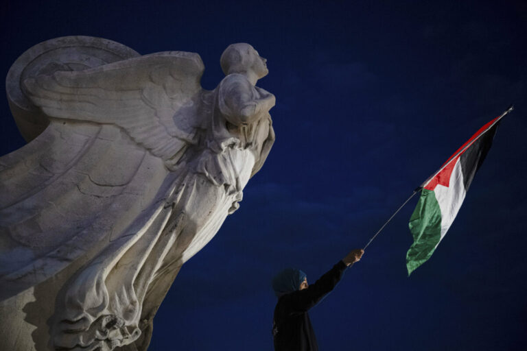 Top foto dňa (28. august 2025): Protest za zabitých novinárov, hasiči v Kyjeve, Queer Tango, loď v prístave a študenti v Tokiu