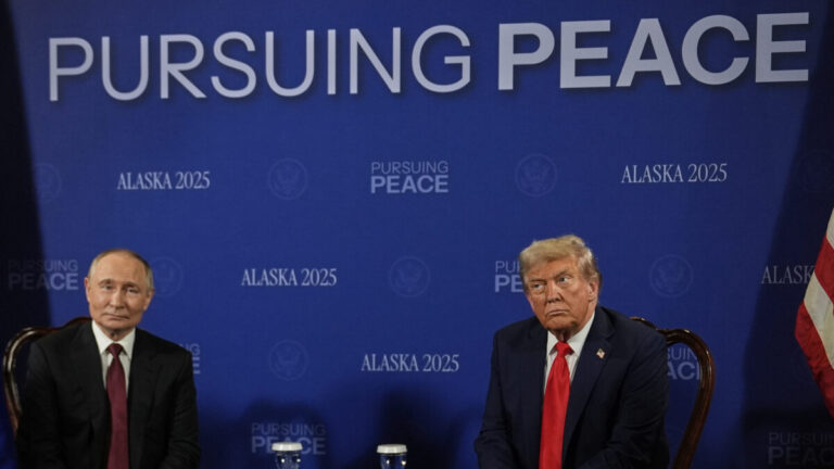Surreálna scéna. Podanie ruky Trumpa a Putina, ktoré obletí celý svet – VIDEO