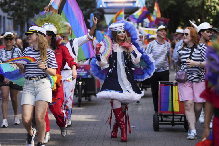 Top foto dňa (10. august 2025): Gay Pride, súťaž psov, festival Outside Lands, vodopády a pristátie SpaceX
