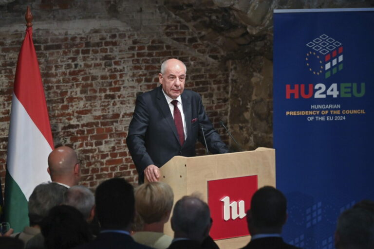 Maďarský prezident vyjadril solidárnosť s obeťami ruského útoku na Mukačevo, neskôr prívlastok „ruský“ vymazal
