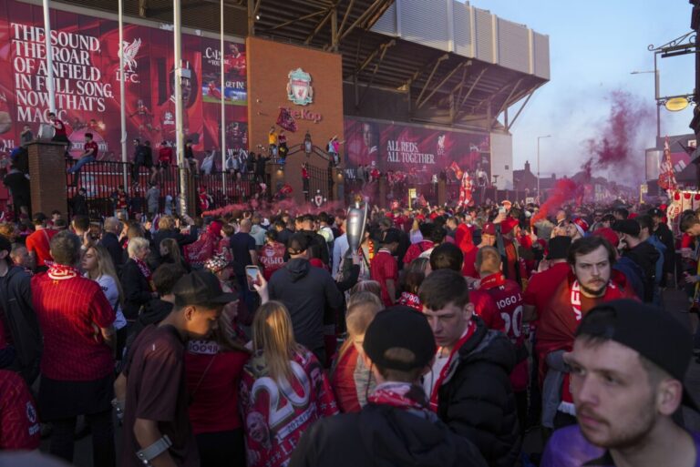 Brit čelí ďalším 24 obvineniam po incidente na oslave titulu FC Liverpool