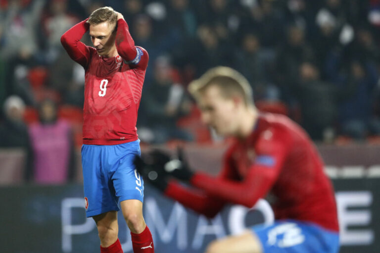 Bol blízko prestupu do Slovana, odmietol test na drogy a priznal sa, že je gej. Český futbalista teraz končí kariéru