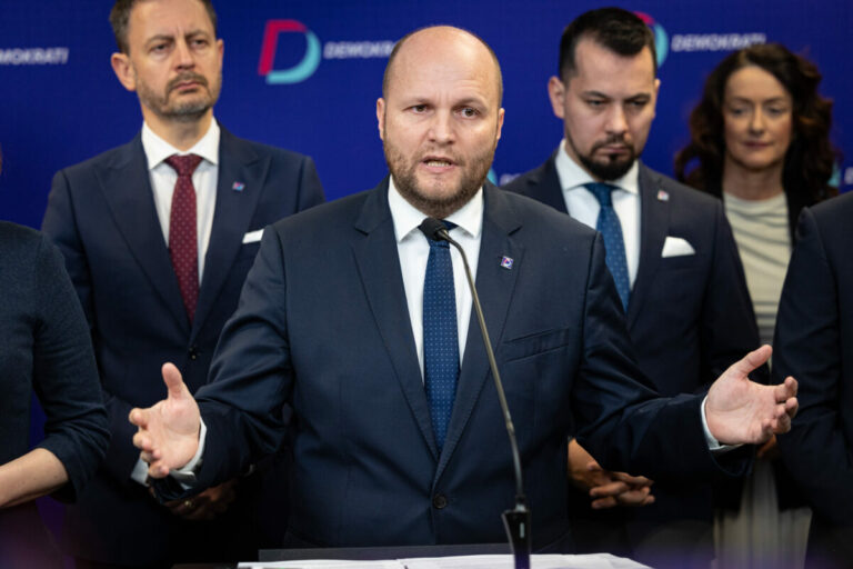 Najnovší prieskum poslal do parlamentu aj stranu Demokrati, Smer má preferencie stabilné a Hlas je štvrtý