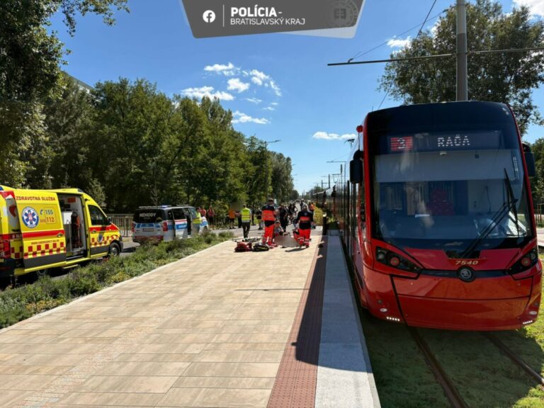 Smrteľná nehoda v Bratislave, električka zrazila 85-ročného cyklistu na koľajisku — FOTO
