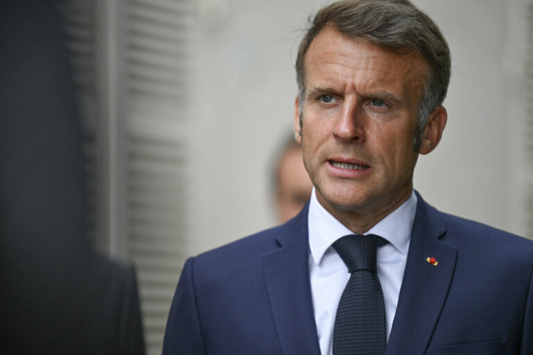 O ukrajinských územiach môže s Ruskom rokovať iba Zelenskyj, vyhlásil Macron